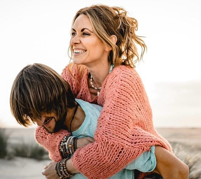 Music Video Finds – Birds of a Feather, Zircon Skyeband, Amphibian, Akira&nbsp;Sky